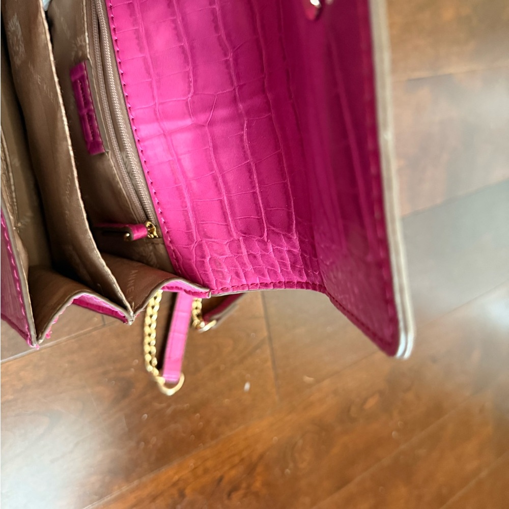 Pink Crocodile-Embossed Chain Bag - Picture 5 of 5